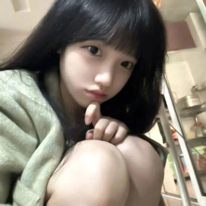 穿风信子蓝的少女
